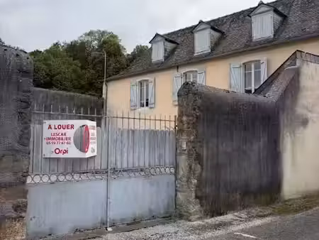 location maison 4 pièces 134 m² à coarraze (64800)  800 €