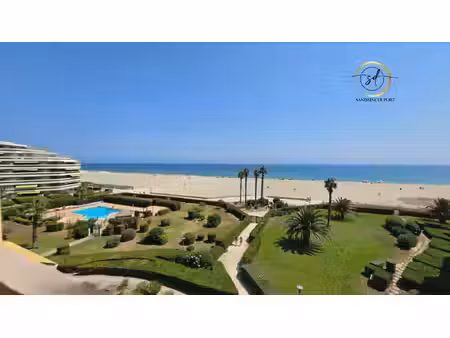 pied a terre face à la mer -accès direct plage -terrasse -parking privé - piscine
