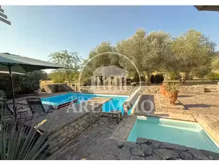 beau mas de 210 m² sur une grande et belle parcelle de terres d
