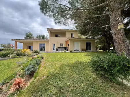 maison spacieuse avec piscine à caussade - un cadre privilégié au calme