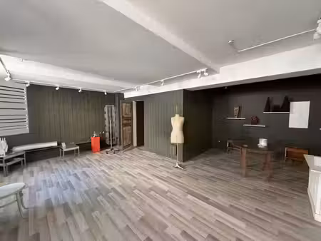 bien commercial libre de 41 m² avec vitrines et accès sécurisé