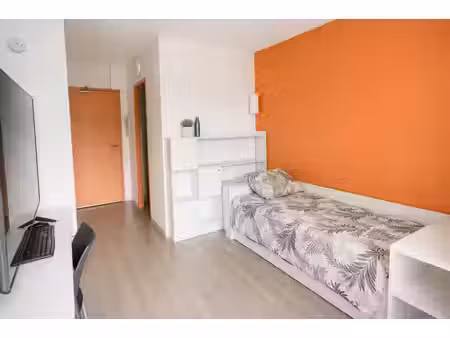 studio meublé vendu loué sous bail commercial