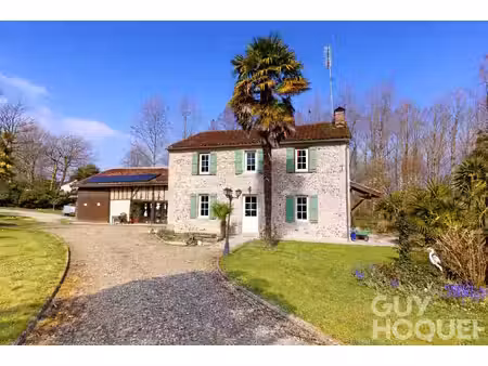 maison de caractère en pierres apparentes 158 m² avec piscine et dépendance