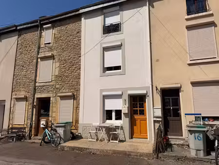 charmante petite maison de village de trois chambres