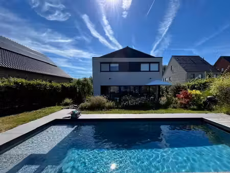 villa moderne avec piscine!