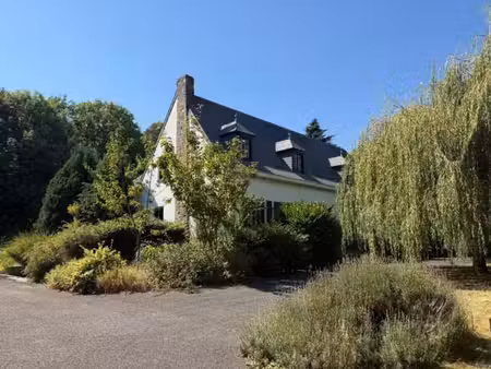 villa 4 façades avec garage et énorme jardin