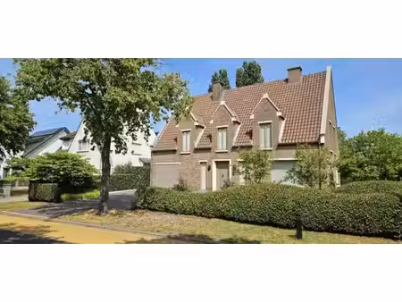 prachtige hoogwaardig afgewerkte vrijstaande villa  aan d...