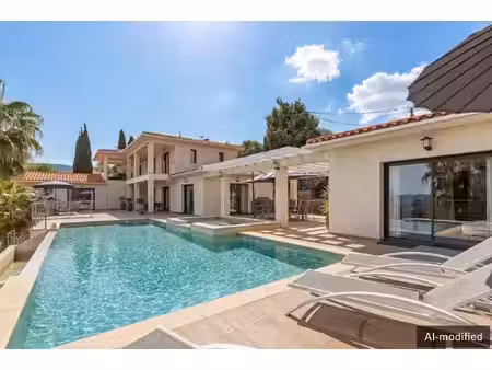 maison de luxe à vendre à châteauneuf-grasse