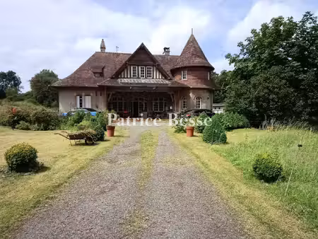 une maison d'environ 300 m² et son domaine équestre .