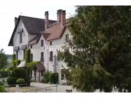 au pays des trois-forêts  à 2h15 de paris  un surprenant manoir au bord de l'eau sur 8...