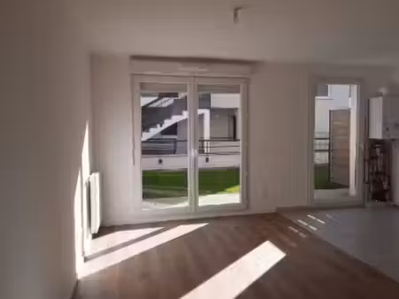 t2 avec terrasse  jardin et parking à persan