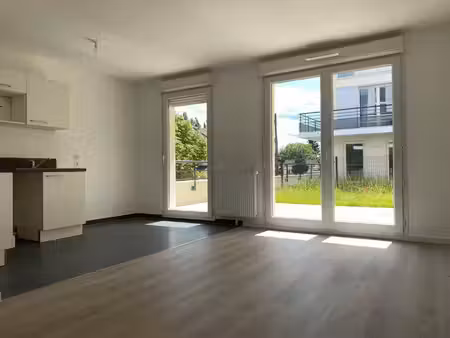 t2 avec terrasse  jardin et parking à persan