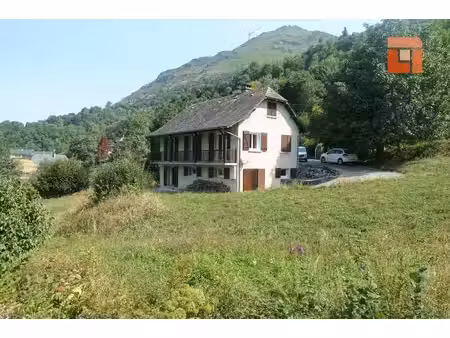 maison avec grand terrain et vue imprenable sur les montagnes