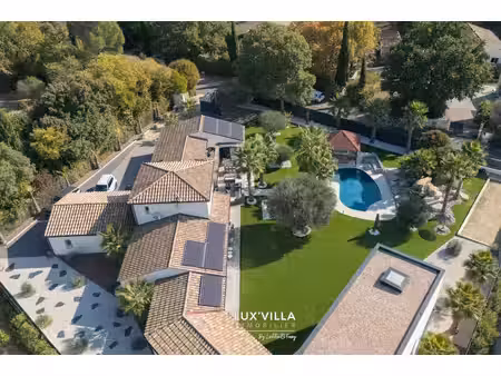 belle villa contemporaine avec dépendance
