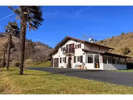 magnifique maison basque sur les hauteurs offrant une vue su