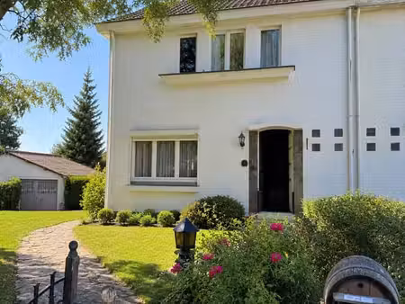 maison à rénover sur un beau terrain!