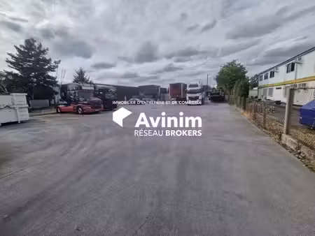 location terrain 900 m²