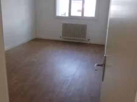appartemet f4 cusset avec place de parking