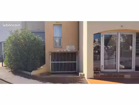 garage sur le port du cap d'agde