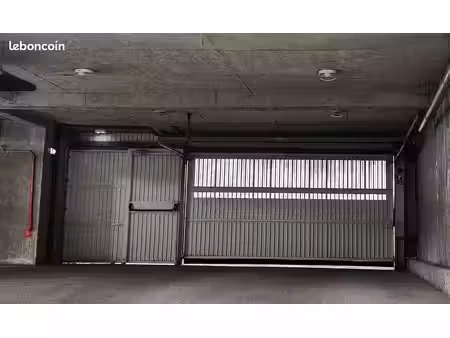 une place dans garage électrifié très sécurisé idéal pour ranger votre deux roues