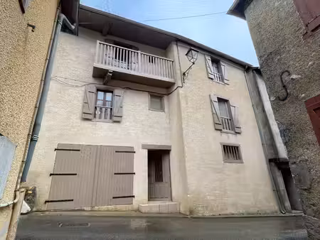 maison typique au coeur du village de saint-lary  parc naturel régional des pyrénées ariég