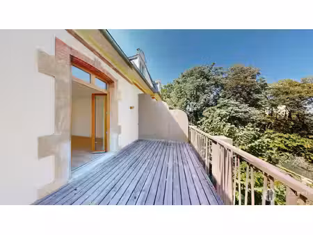 duplex 5 pièces avec une parcelle de jardin et lieu de stockage