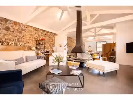 une maison singulière entre pierre  bois et lumière  proche de perpignan