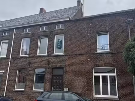 maison de rangée située au centre de frasnes