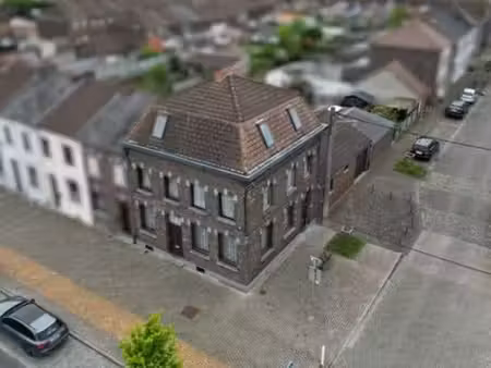 spacieuse double maison avec garage.
