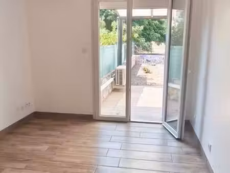 t2 rénové avec terrasse et jardin privatif