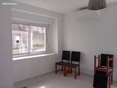 a louer à l’année pour 450 hc un appartement t2 (1 chambre) meublé  sans extérieur  en ple