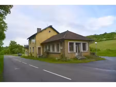 a vendre bar restaurant a renover entierement .350 m2 + 100 m2 de sous sols .tres bon empl