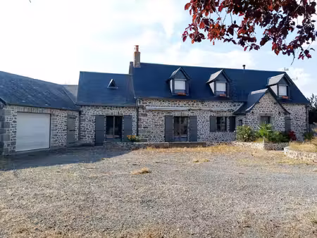 maison en pierre sur un magnifique terrain arboré avec son plan d'eau