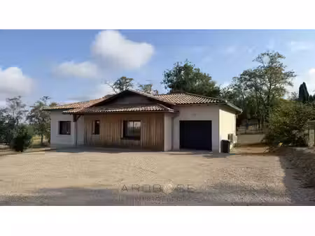 villa contemporaine de plain-pied avec garage et jardin .
