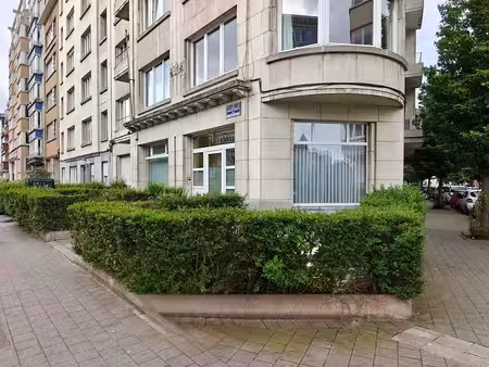 surface commerciale de 145 m² + 50 m² de cave