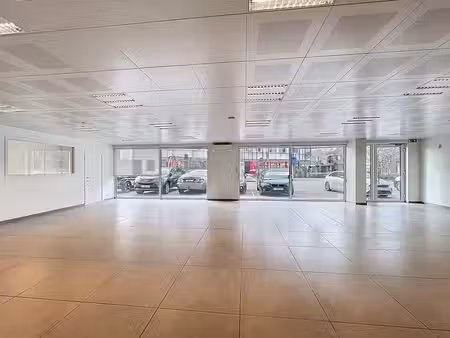volledig instapklare lichtrijke commerciële ruimte ± 185m...