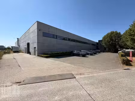 magazijnruimte met kantoor op een toplocatie vlakbij de r4
