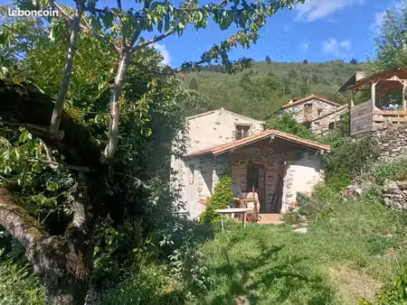 maison en bordure de ruisseau dans hameau proche le vigan