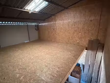à louer : box de stockage / garde-meubles en étage – 16 m²