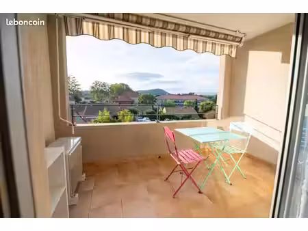 à louer à l’année – studio entièrement meublé rénové avec grande loggia  clim  parking pri