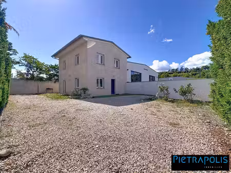 bâtiment professionnel rénové en 2020 avec 3 pièces et un so