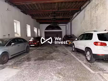 8 places de stationnement