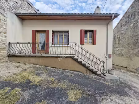 maison en pierres située au coeur de cousance  à proximité de toutes les commodités