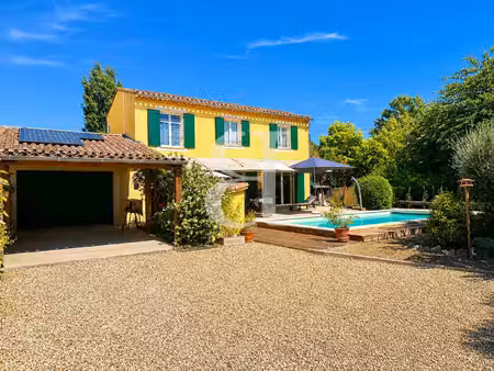villa avec spacieux garage et piscine proche des commodités à