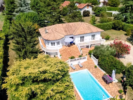 maison de charme de 209m2 avec piscine et vue dominante sur les hauteurs d’agen