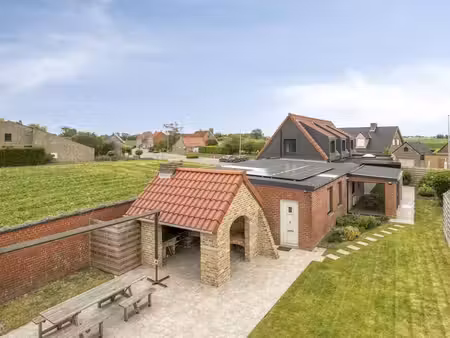 maison spacieuse avec studio  garage et trois chambres !