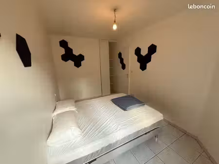 apparemment t2 avec jardin et piscine commune