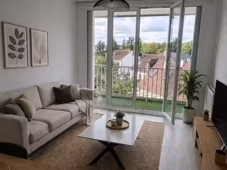 appartement meublé 63 m²  3 chambres  grand balcon  plein centre de lamorlaye