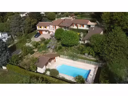 vue exceptionnelle  piscine et grands volumes : une maison f