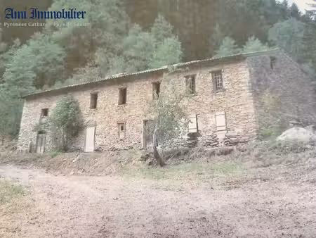 sur la route cathare  à proximité immédiate de montségur.